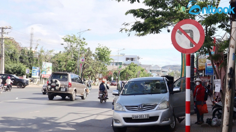Biển nào cấm các phương tiện rẽ trái