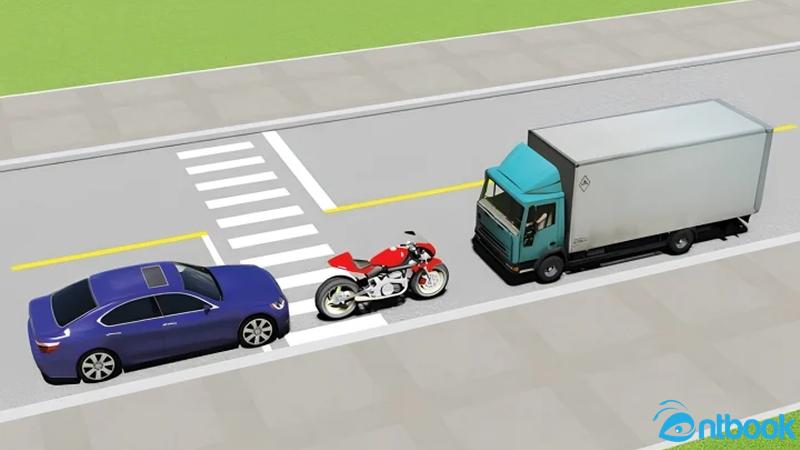 Xe nào đỗ vi phạm quy tắc giao thông