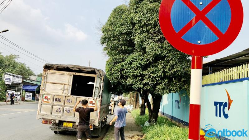 Xe nào đỗ vi phạm quy tắc giao thông