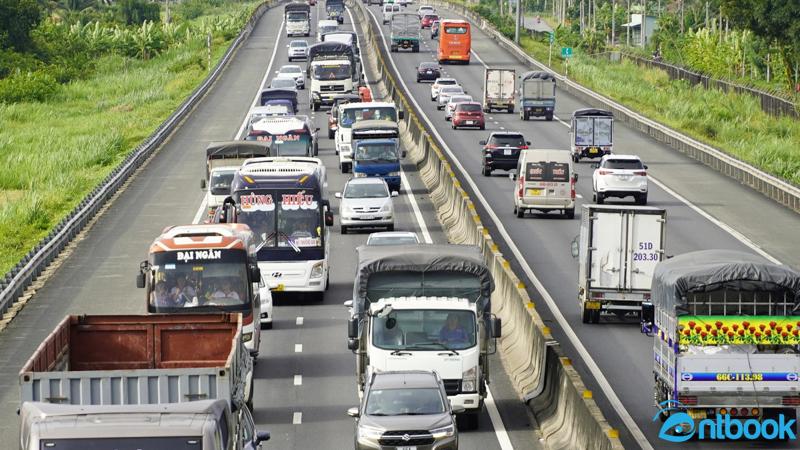 Xe nào vượt đúng quy tắc giao thông
